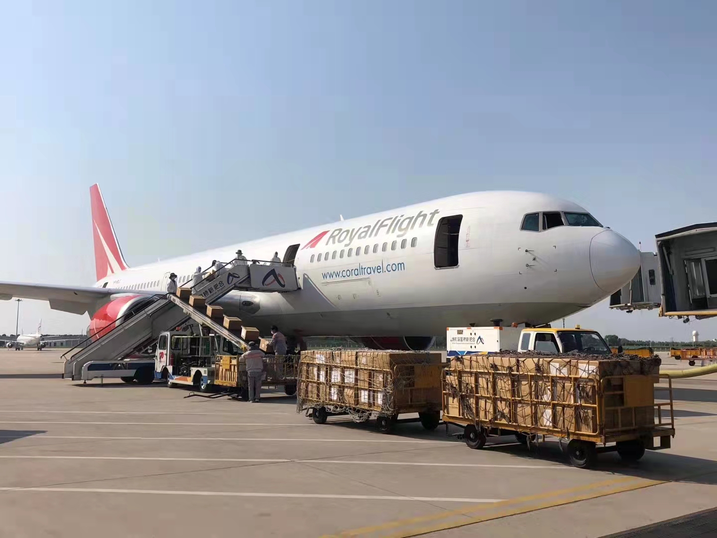 航空貨運(yùn)  信賴航馳 專注空運(yùn) 當(dāng)日到達(dá)  咨詢熱線：4006169156(圖3)